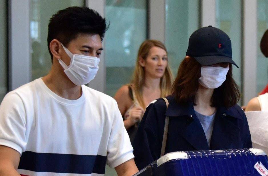 刘诗诗吴奇隆深夜牵手逛商场,打扮低调,赴发廊出动多人为她服务_网友