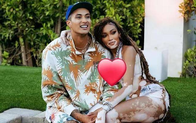 而这也是库兹马女友的标志,不过这次出现在彪马的运动秀场,温妮穿了一