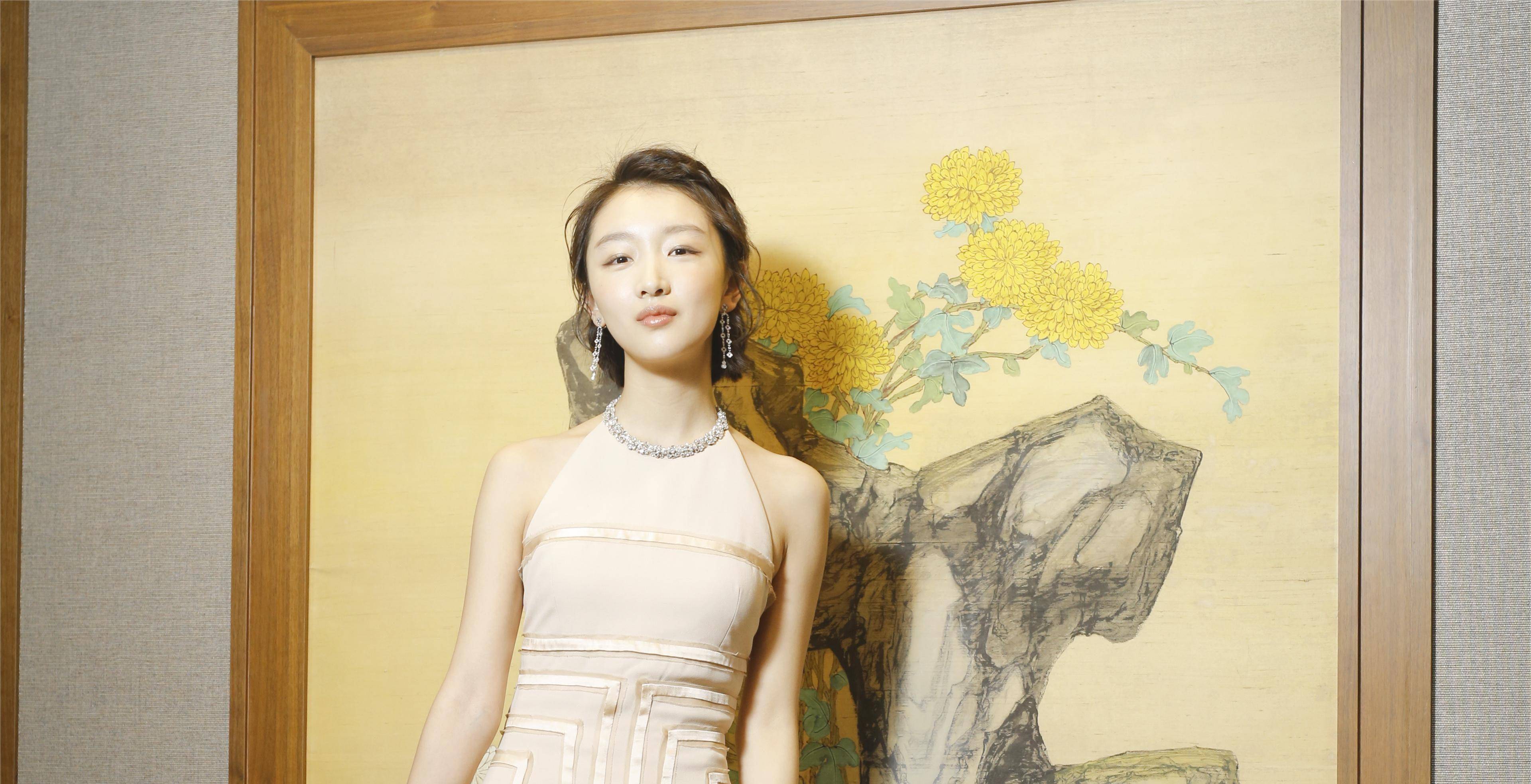 清新灵动的周冬雨出演了《长空之王》《中国青年:我和我的青春》