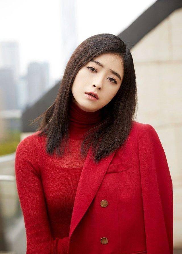 蒋欣一身红衣勾勒高挑身材凸显大长腿!