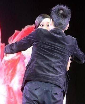 吉克隽逸演出险遭男粉丝强吻,张柏芝韩雪李宇春等也曾被粉丝非礼