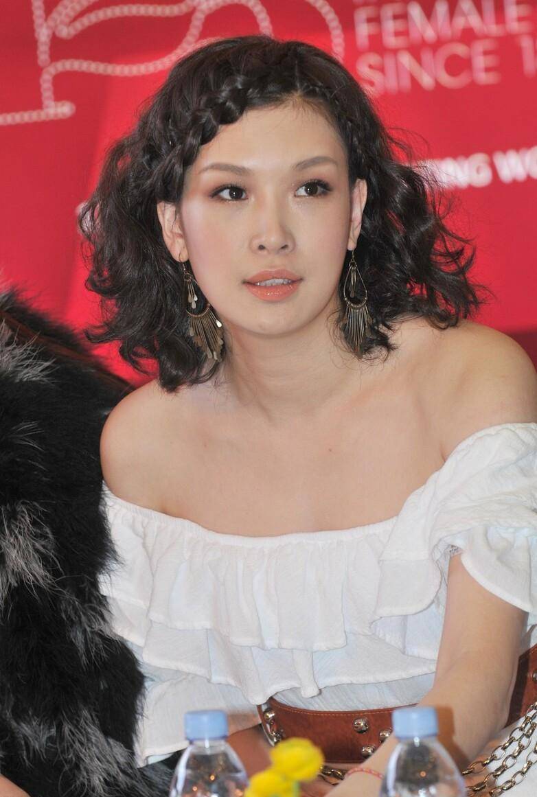 以小舒淇名号出道的佟晨洁,总是爱上孩子气的男人,再度面临分手_谢晖