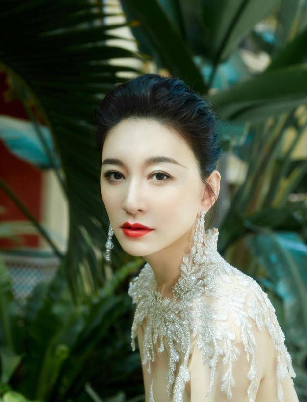 李小冉出席华鼎奖,身穿仙气十足的白色流光长裙,44岁状态完美!