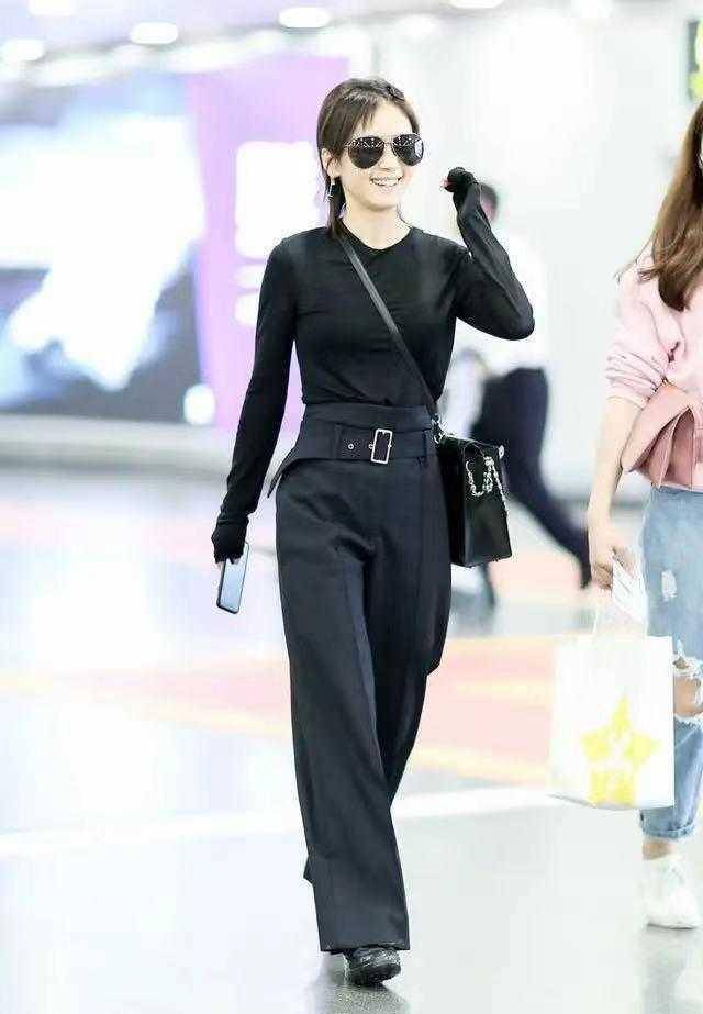 王子文又穿出小个子模板,一身黑色穿搭配腰带,轻松显高又显瘦_同色系