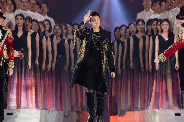 看谢霆锋在跨年上的素颜脸,其他浓妆艳抹的男艺人瞬间成玩笑存在_造型