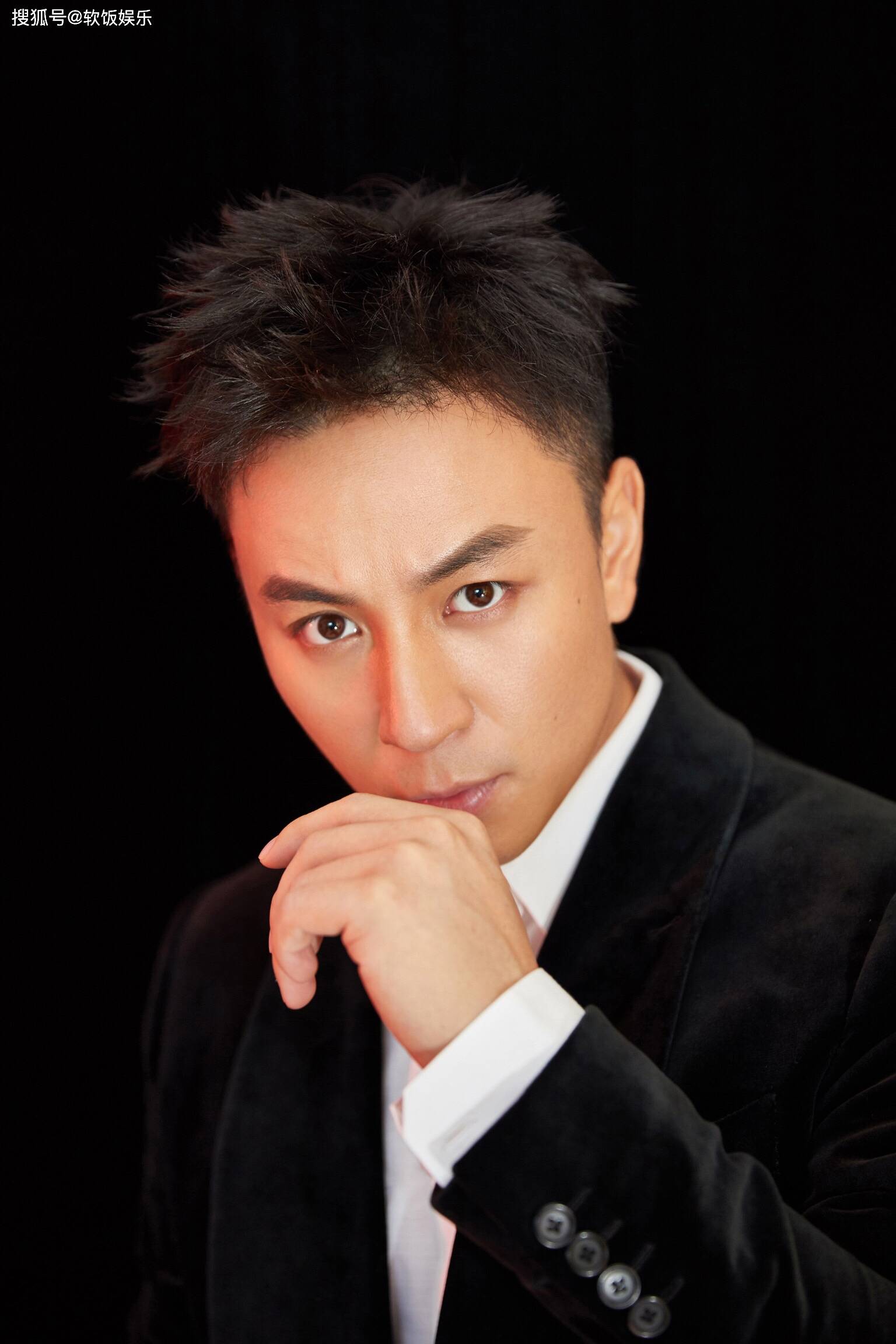 35岁释小龙皮肤黝黑认不出!