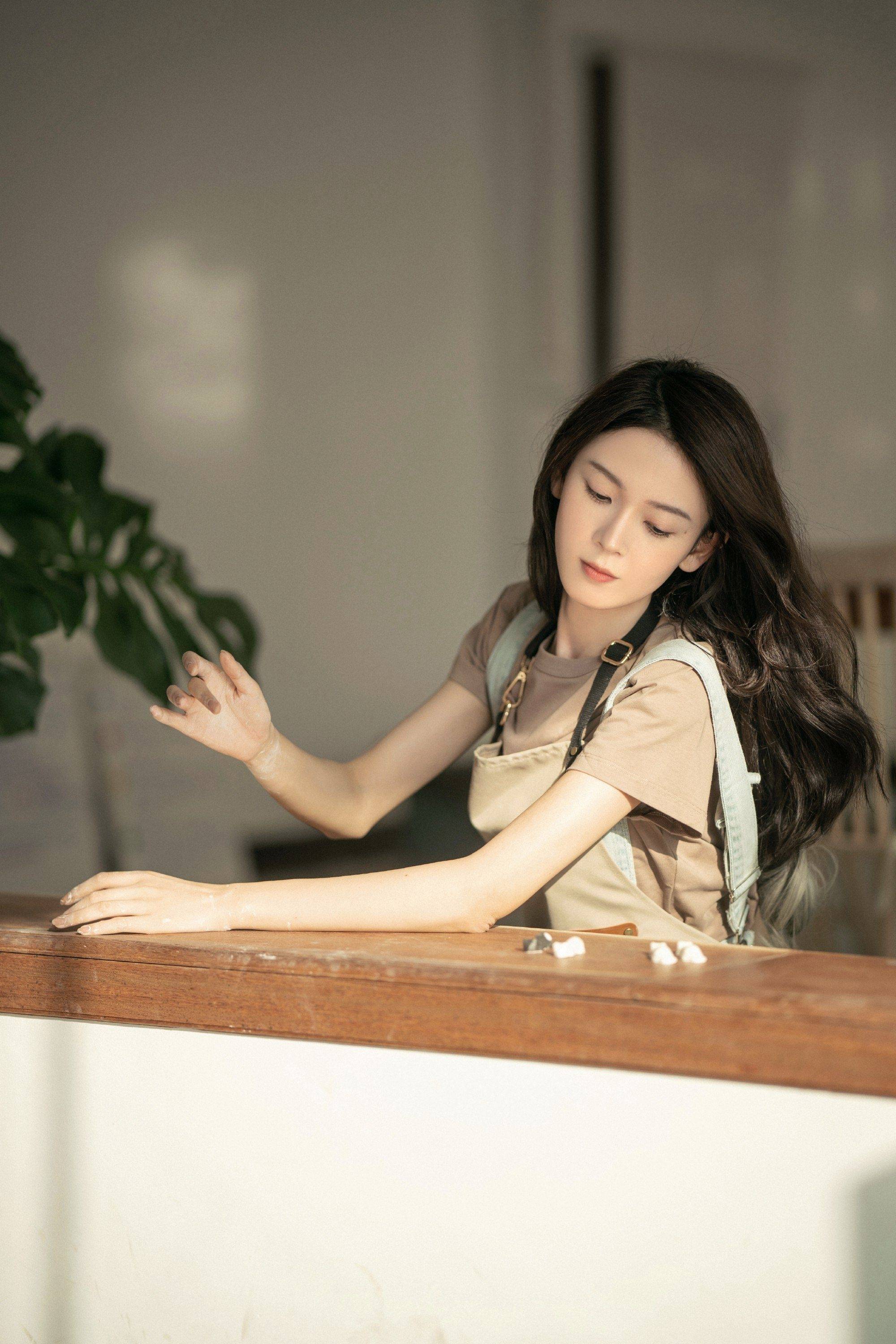 陈瑶吊带裤长发飘飘优雅写真_长裙_白色_气质