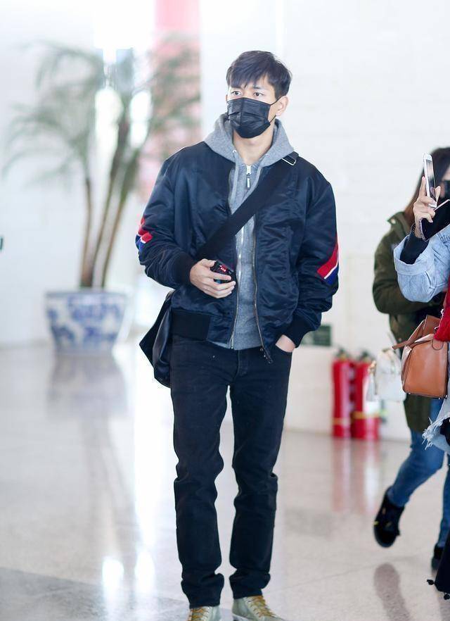 李现的穿搭没得说,夹克与帽衫叠穿低调保暖,春季御寒用确实不错_黑色
