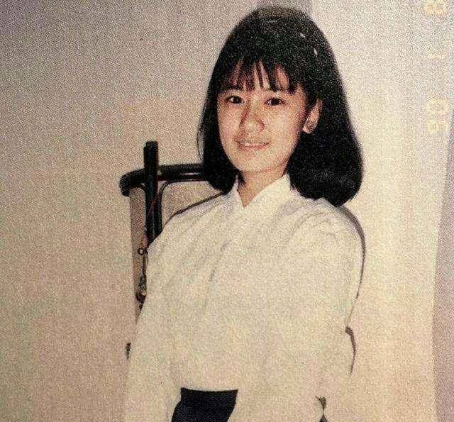 贾静雯罕见童年照美如画,与女儿咘咘相似度百分百!