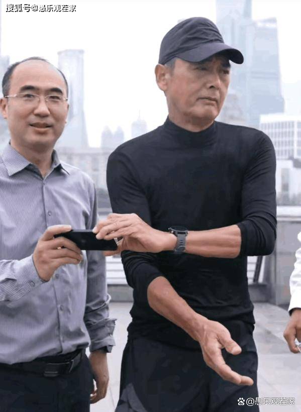 周润发街头跑步被偶遇,与网友合影变脸快,被嘲两副面孔,假捐款_时候