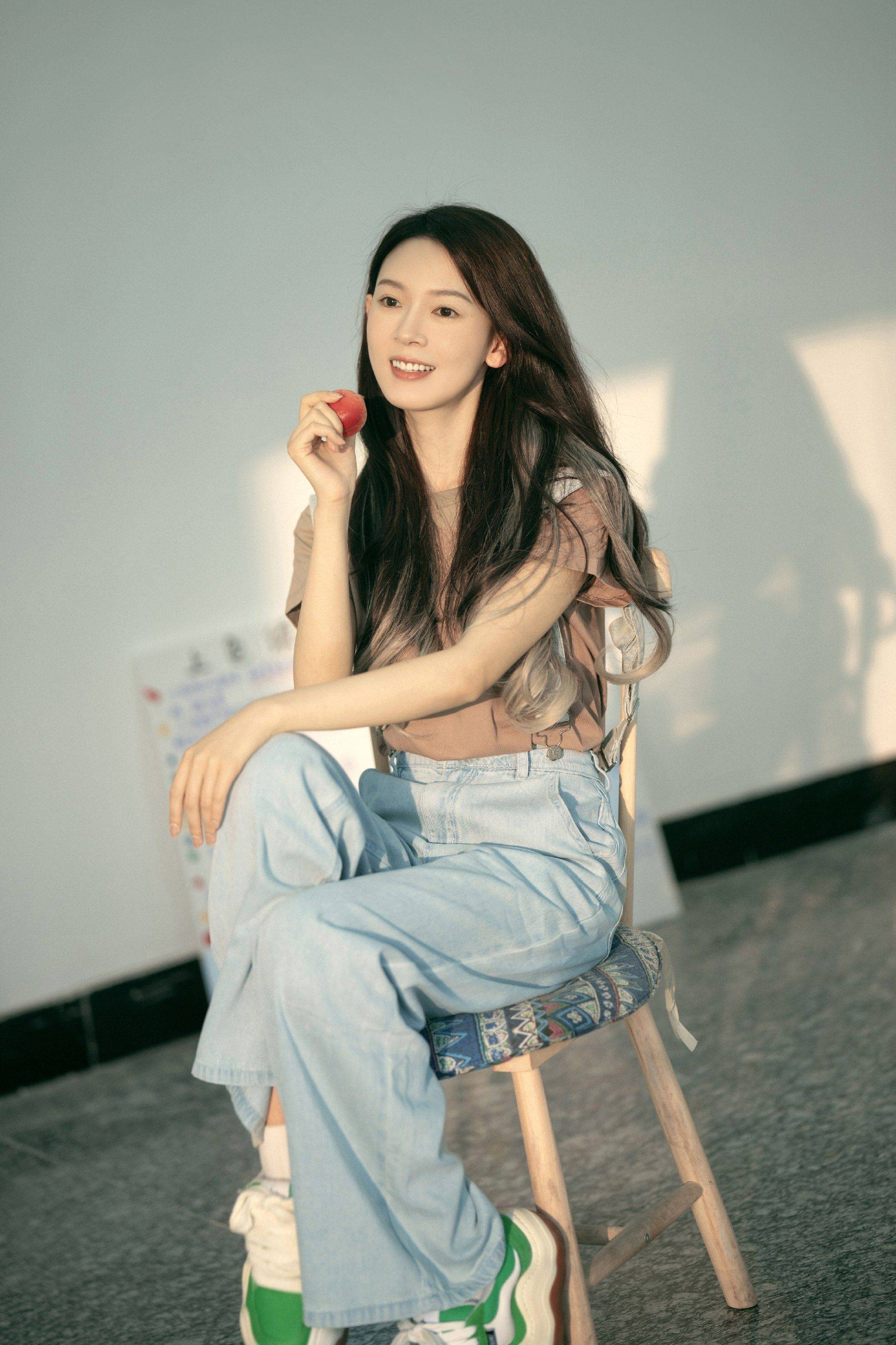 陈瑶吊带裤长发飘飘优雅写真_长裙_白色_气质