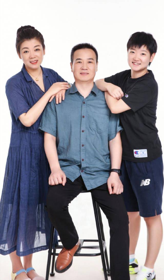 全家福照,孙颖莎妈妈最好看,丁宁爸爸精气神十足_朱雨玲_爸妈_刘诗雯