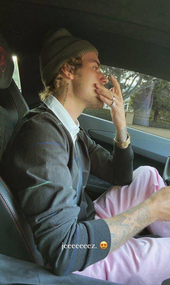 贾斯汀比伯开豪车聚会,罕见成熟穿衬衫,海莉长腿霸屏丈夫紧跟_聚餐