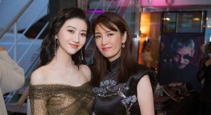 景甜和杨颖同穿露肩长裙,终于见识了什么才叫真正的"国色天香"_身材