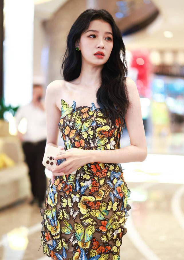 孙怡身穿蝴蝶抹身材裙展现时尚气质,长腿吸睛动人_照片_活动_演技