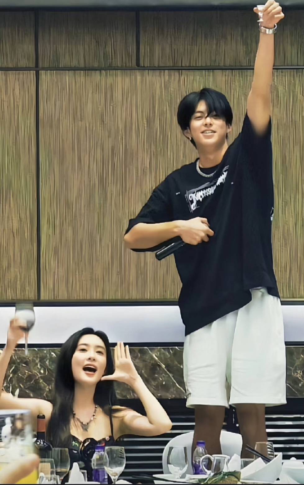 青蛙说:蔡徐坤和w女士,王一博肖战,张颂文,迪丽热巴_团队_影响_宣传