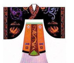 西周的建立,衣冠服饰形制也由于尊卑等级的存在,礼仪的需要而进一步