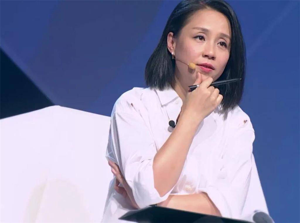 等综艺节目导演的谢涤葵曾说过,自己高中的时候和龙丹妮,何炅是同学