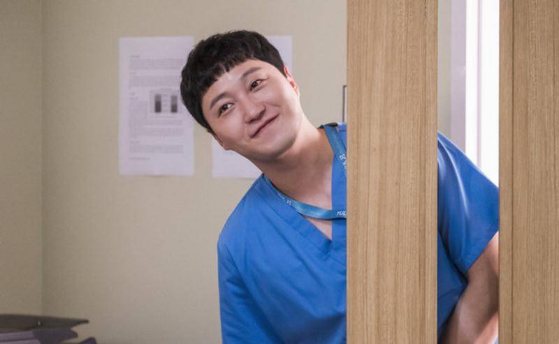 五人帮中,最没有特色的和存在感的是40岁的妇产科助理教授:杨硕亨.