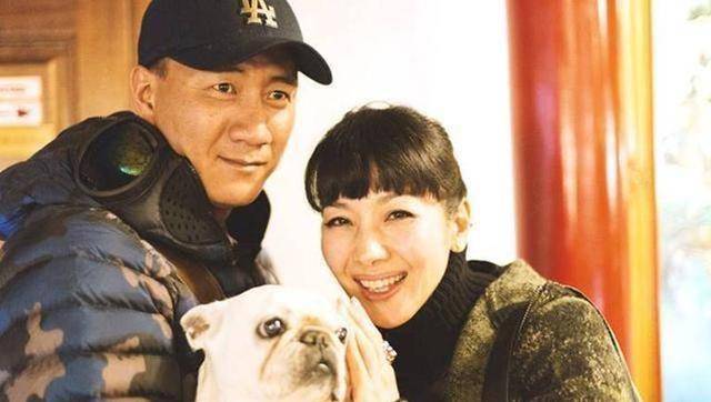 卢芳晒儿子庆生照,身高超过妈妈,笑容酷似胡军_胡皓_照片_孩子