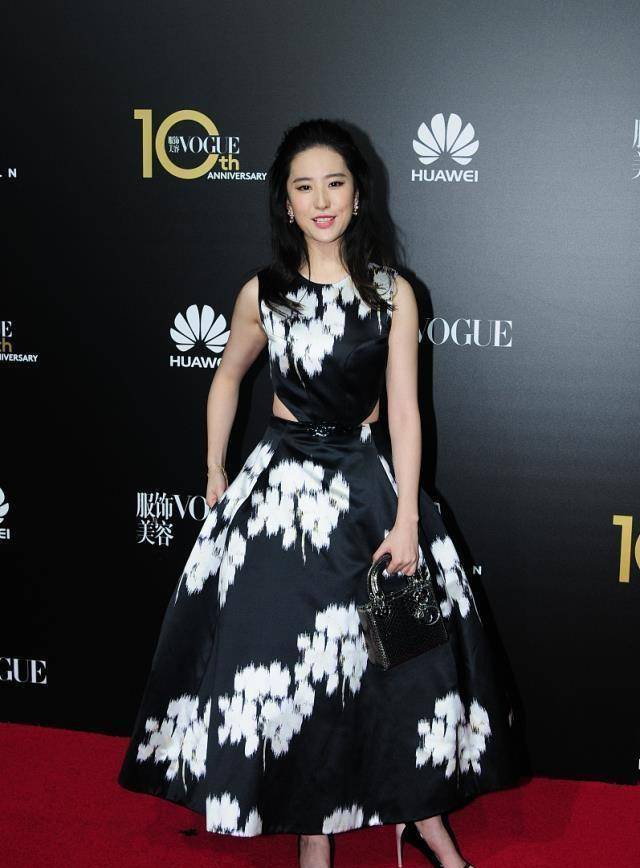 刘亦菲出席盛典,穿镂空装走红毯,身材优势却没发挥出来_连衣裙_雕花