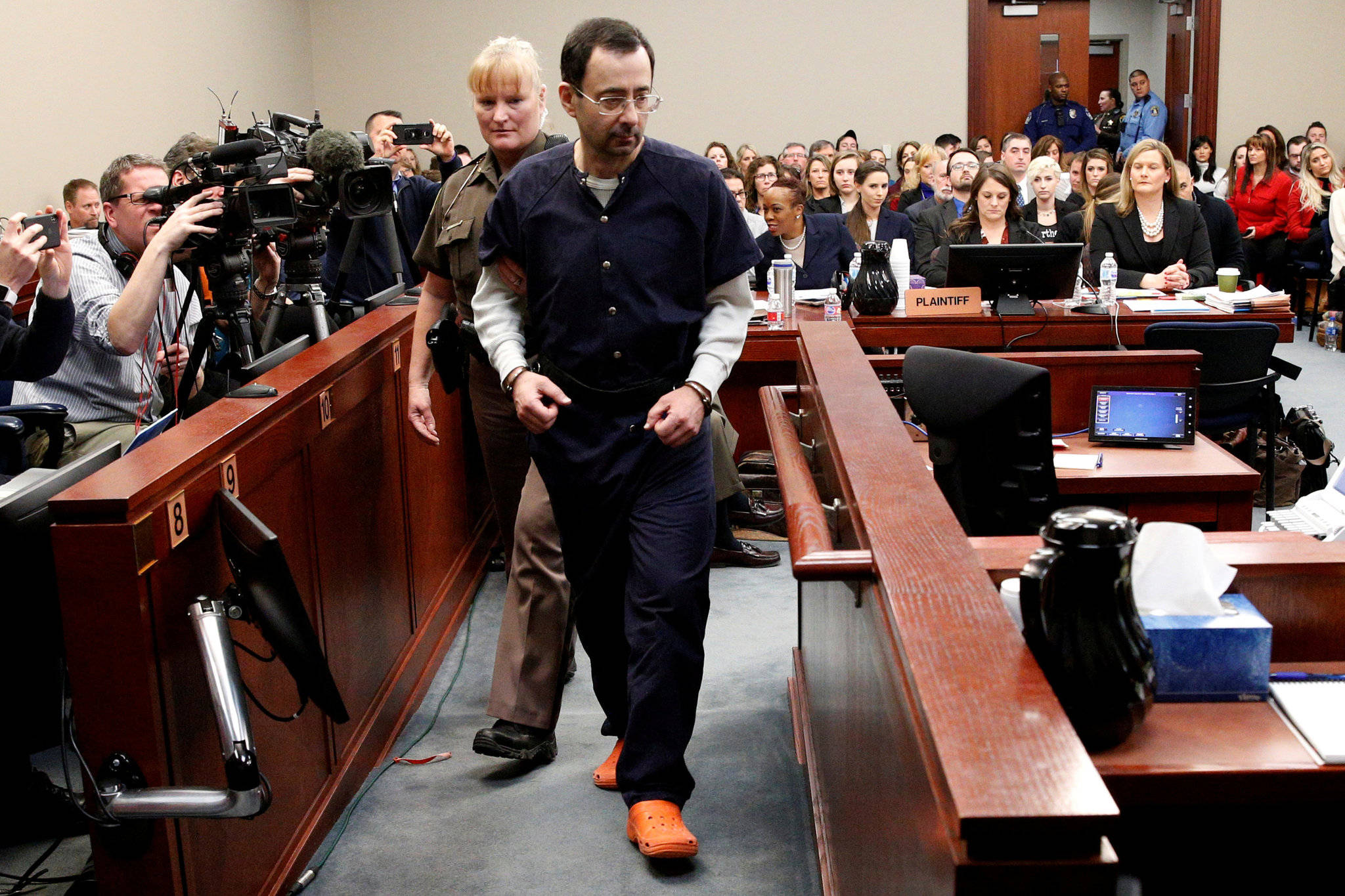 因侵犯330名运动员 被判刑超百年_纳萨尔_囚犯_罗哈斯