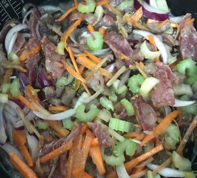 牛肉腊肠焖饭,做法简单,喷香扑鼻_大米_干香菇_香葱