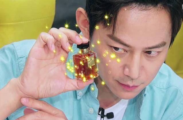 戚薇一冰箱的香水堪称古董级别,网友:贫穷限制了我的想象!