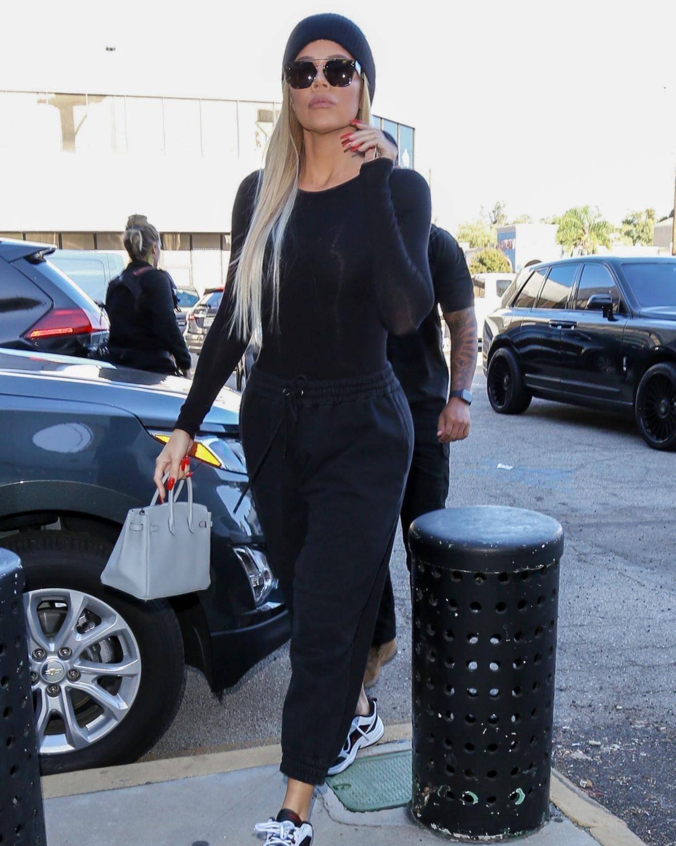 金·卡戴珊和科勒·卡戴珊去做冷冻抽脂,同穿运动装,不惧撞型_黑色