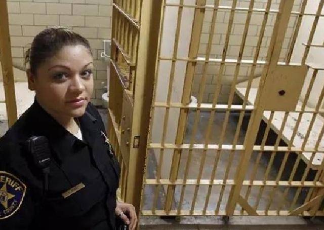 美国黑帮老大牢中称王,4名女狱警主动为他生孩子_怀特_黑人_帮派