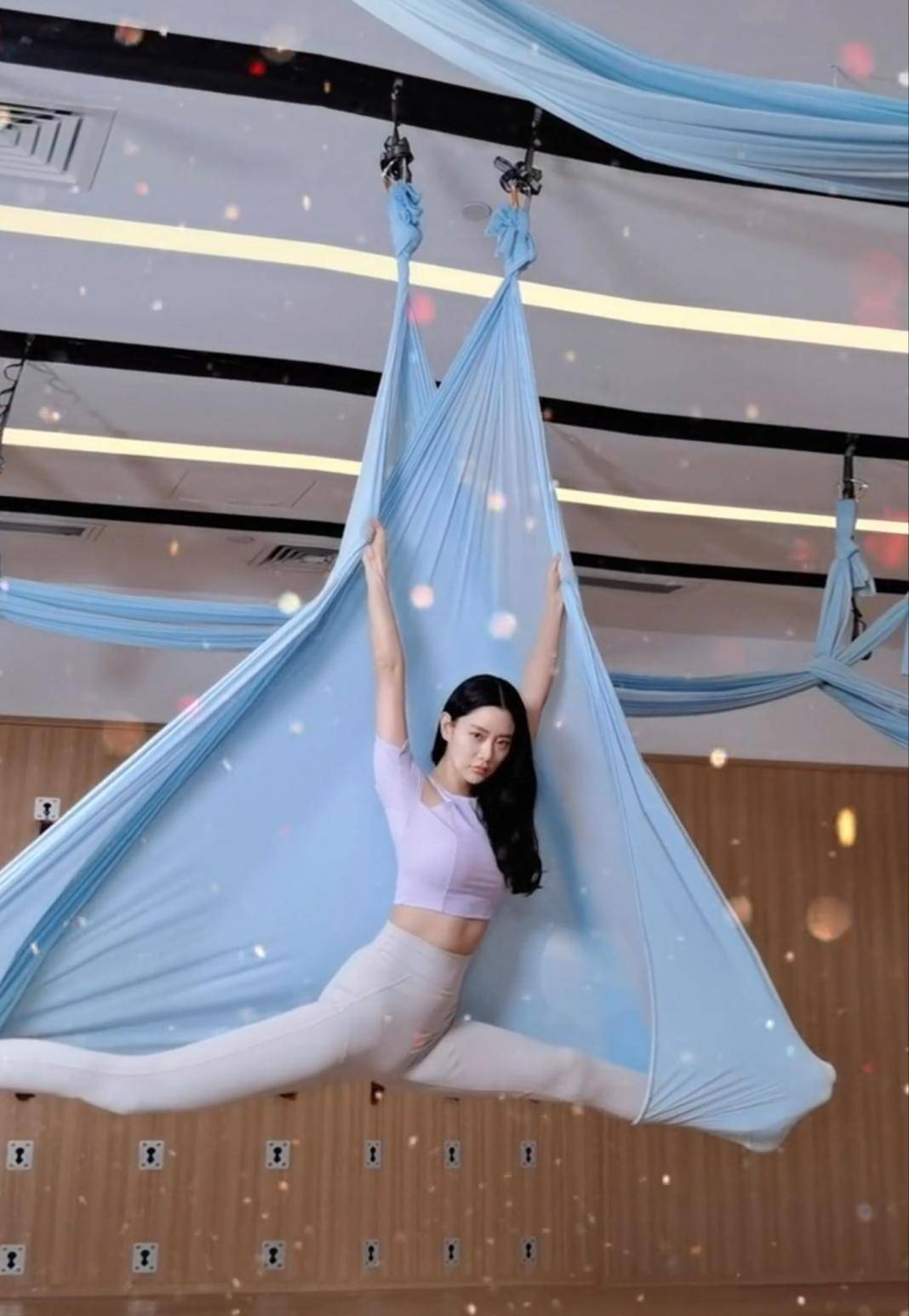 穿紧身裤秀蜂腰翘臀,富商老公身份曝光_克拉拉_好身材_发展