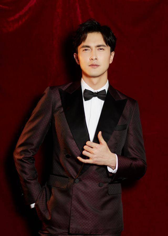 两度饰演东华帝君的高伟光为何人气不减?西装在他身上才算尊贵!