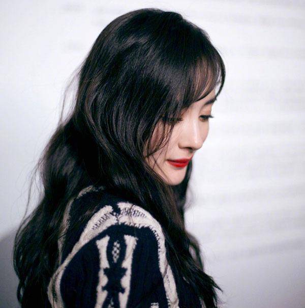 太妹事件"和"诈捐门事件",对于当年自己对镜头竖中指的事,杨幂已经