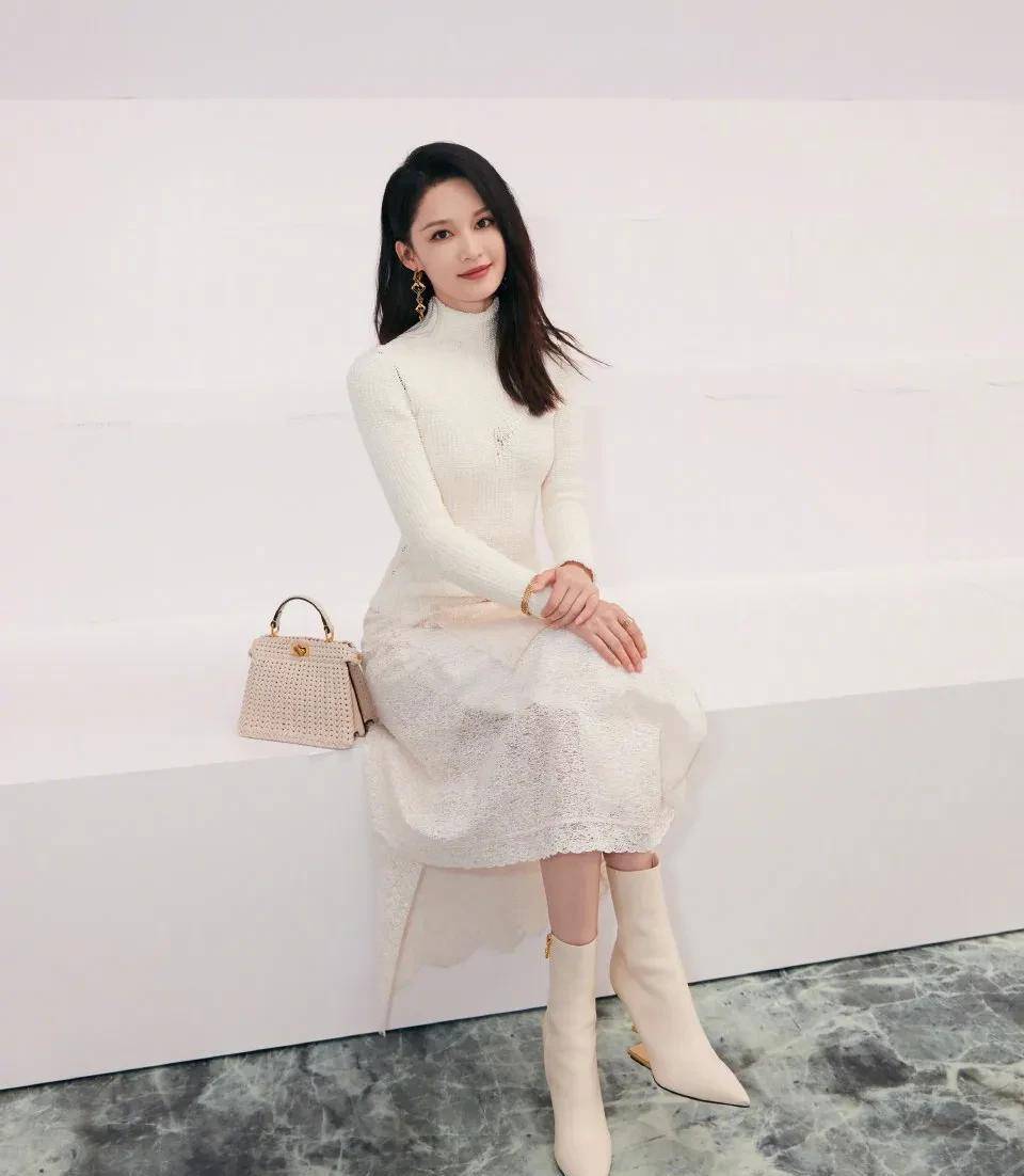 网友卢浮宫偶遇李沁,大赞本人超瘦,同行男子被猜测是男朋友_品牌_漂亮