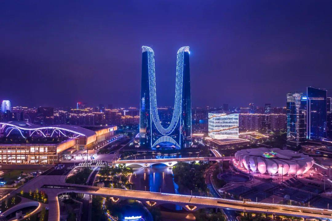 以钱江文化为韵,精心打造流光溢彩的钱江夜景,进一步提升杭州的城市