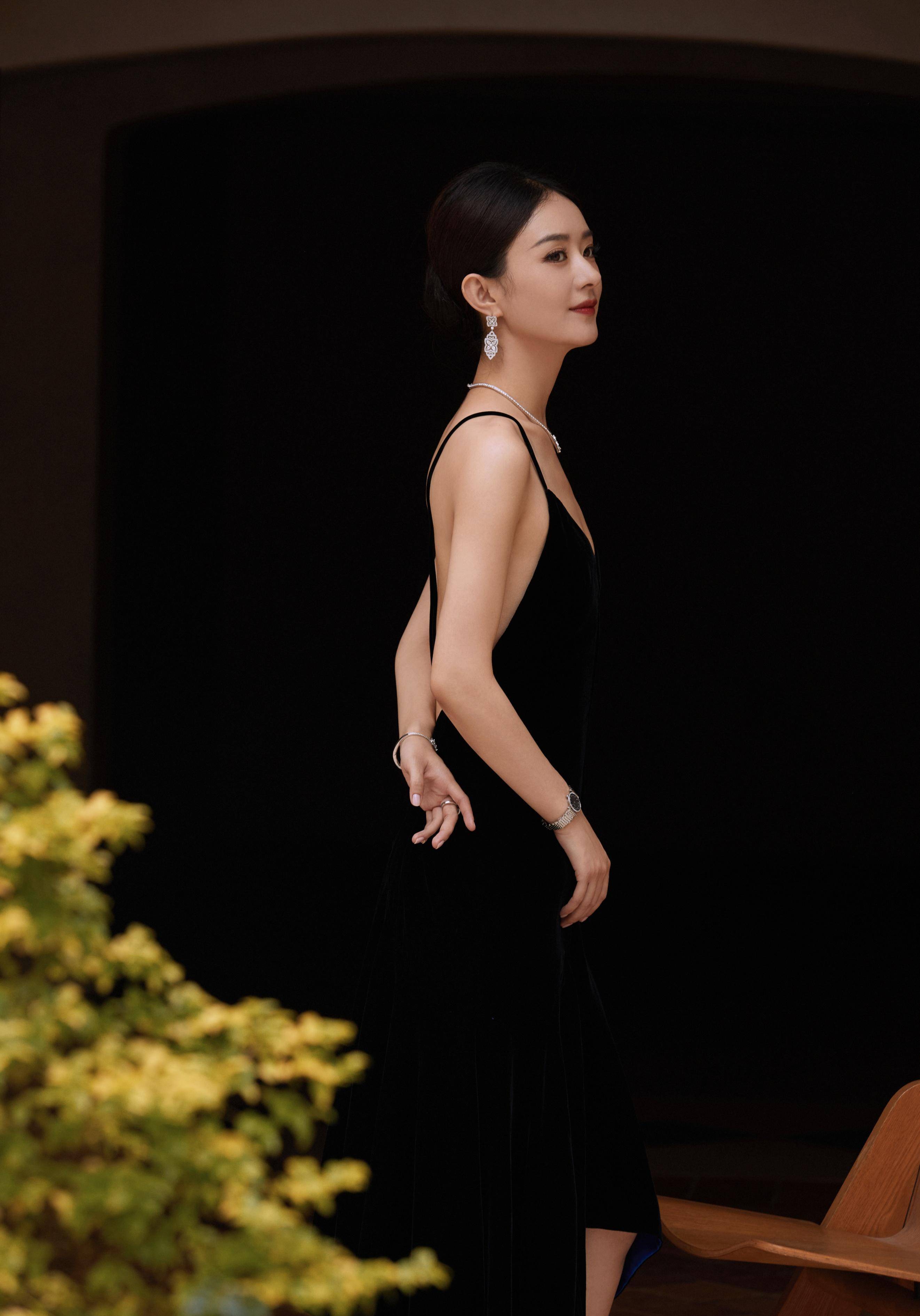 赵丽颖玉兰红毯丝绒黑裙拥有绝美背影_珠宝_连衣裙_黑色
