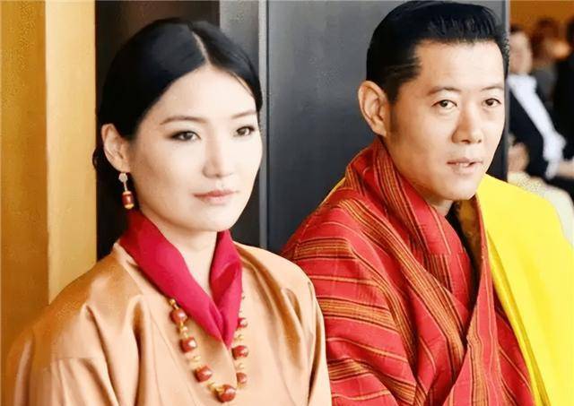 国王:17岁登位,娶4胞胎姐妹生10个孩子,51岁退位享福_辛格·旺楚克