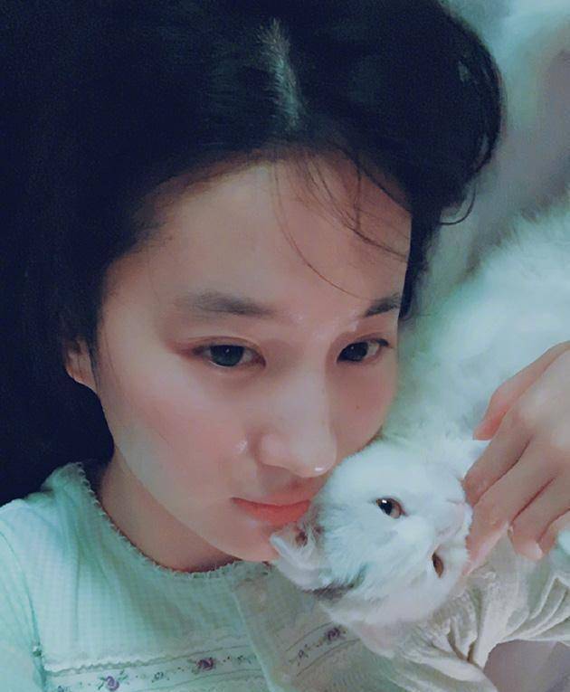 刘亦菲舒畅逛街 少女背影神仙颜值就是这样了_世家_色调_肌肤