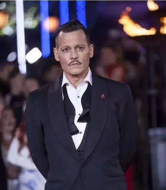 如果说这组图是因为造型上极为相似,但是这不戴眼镜的高清大图可是跑