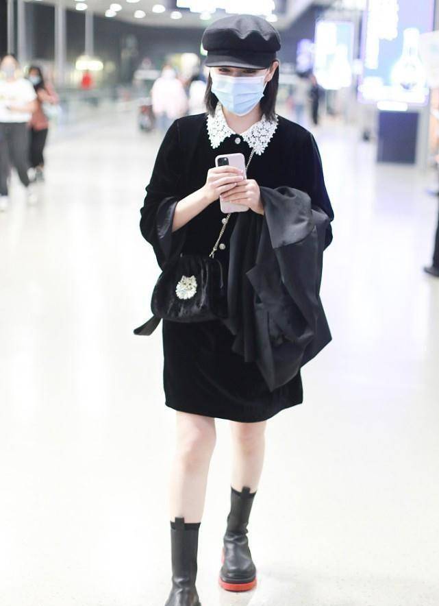 阚清子机场造型好别致,丝绒裙配"雨靴"看似不搭,却意外显时髦_小妆