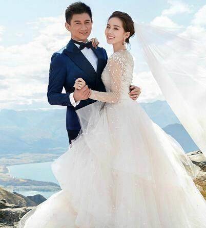 陆毅和鲍蕾两人从学校到现在一直相亲相爱,这对颜值高的大长腿夫妻的