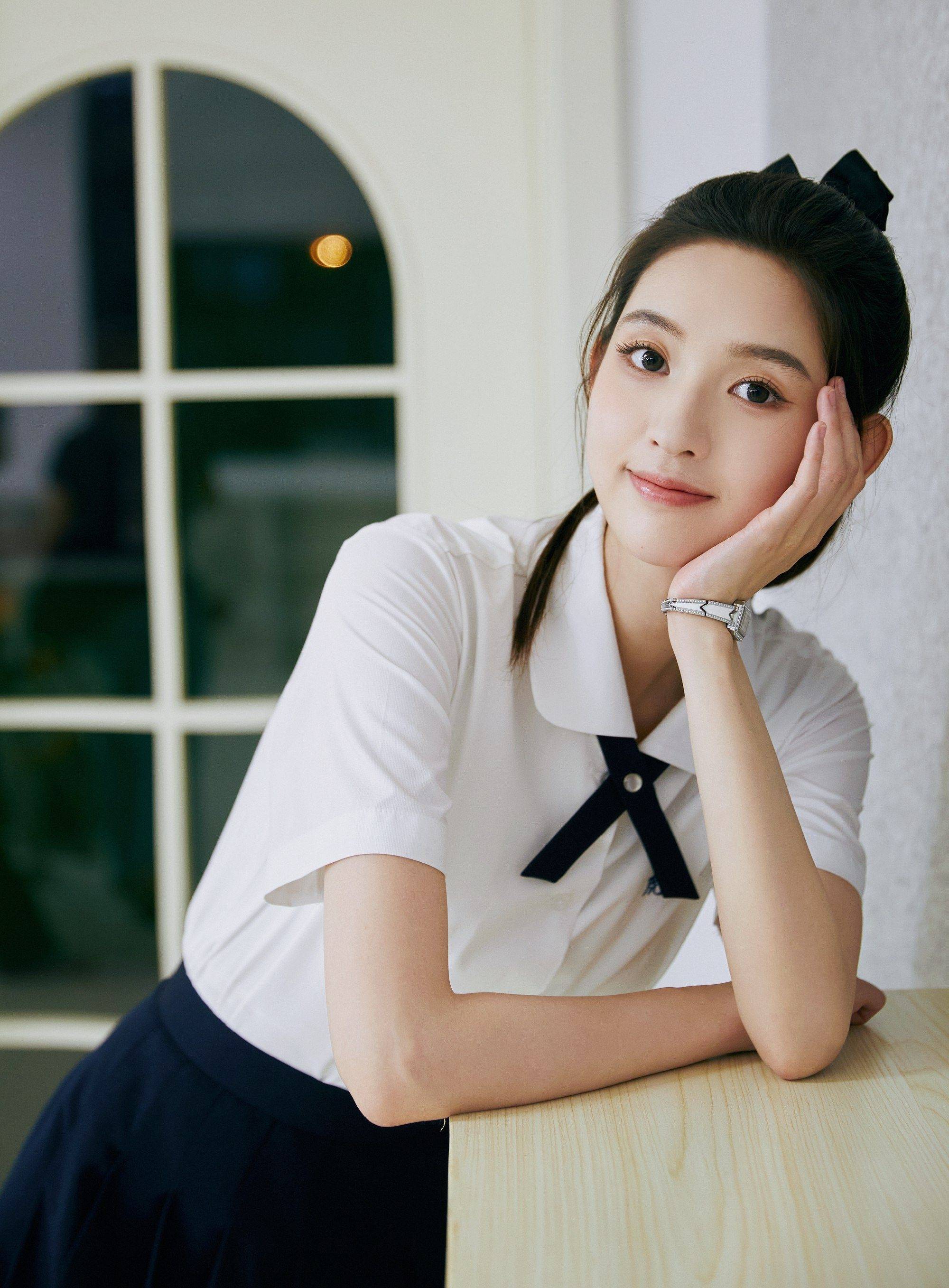 一双大长腿更是吸睛无数,网友直呼:腿长一米八!这样的王玉雯你喜欢吗?