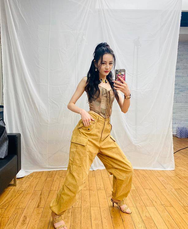 迪丽热巴绿洲晒出自拍,穿紧身衣搭工装裤又美又飒_照片_身材_五官