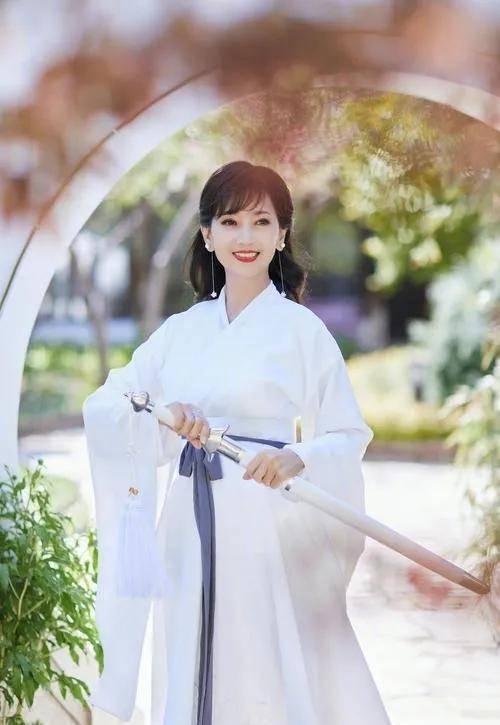 70岁赵雅芝,高调美到央视去了!