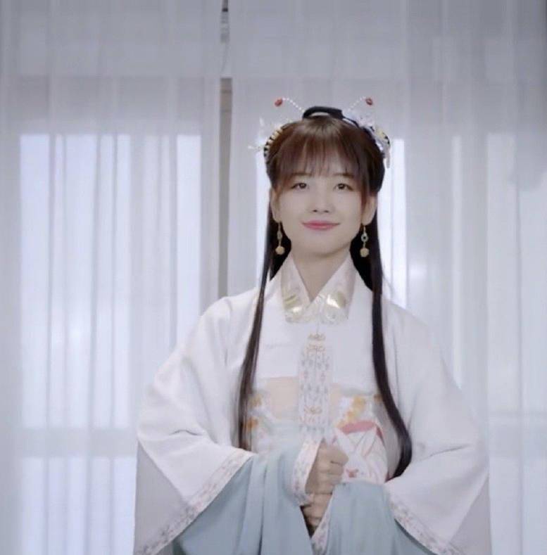 王冰冰穿汉服的照片一经发布瞬间就在网络上被疯狂传