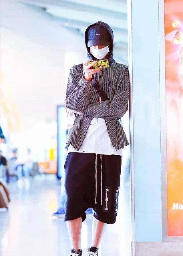 王一博:我的地盘我做主!裤子提不起来,裤带也不系_时尚_os_摩托