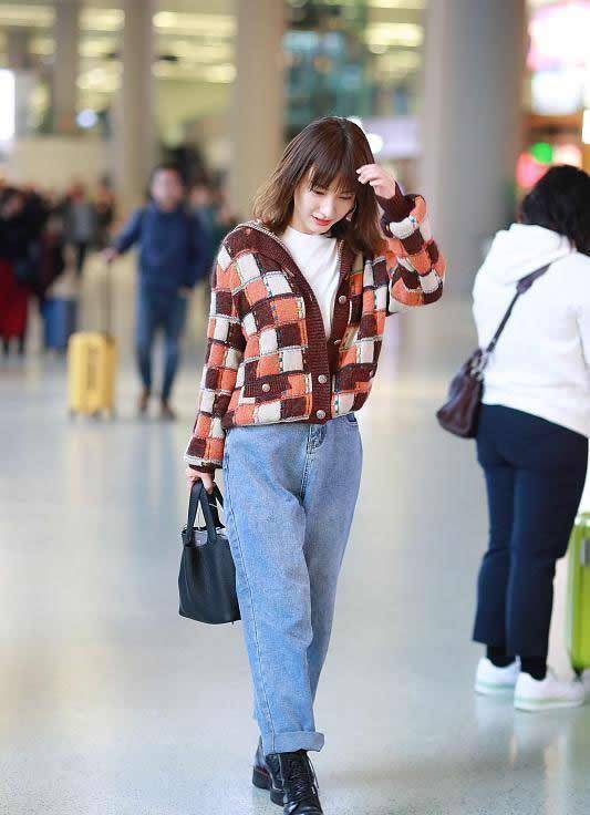吴昕越来越美了,紫色毛衣配牛仔裤清爽优雅,格纹开衫穿的很大气_黑色