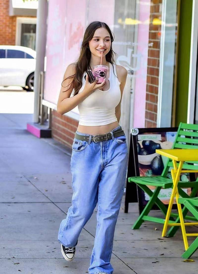 165女模苏菲·穆德晒街拍照有一张童颜,也有一张恶魔般的面孔-洞见