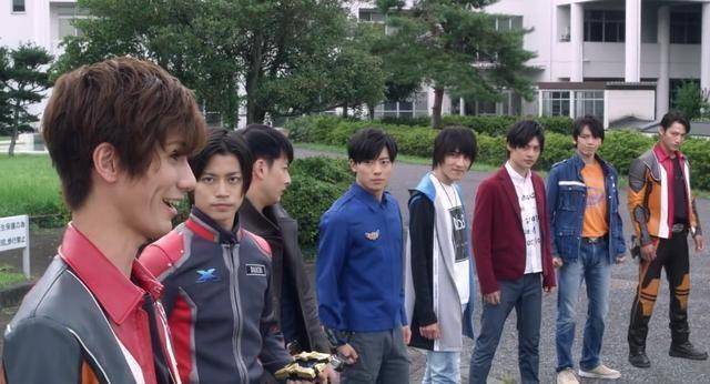 泰迦奥特曼剧场版杂志情报公开新生代齐聚雷迦全身黑影图透露_罗布_小