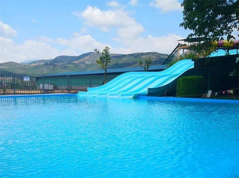 个旧倘甸的富源温泉休闲庄园,是一处诗情画意,绿意盎然的地方,除了